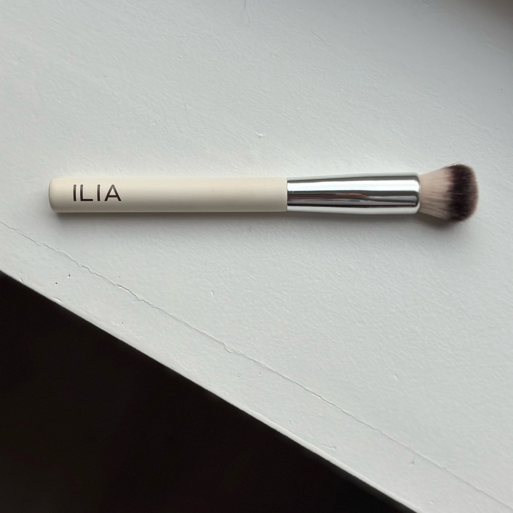 Ilia complexion brush